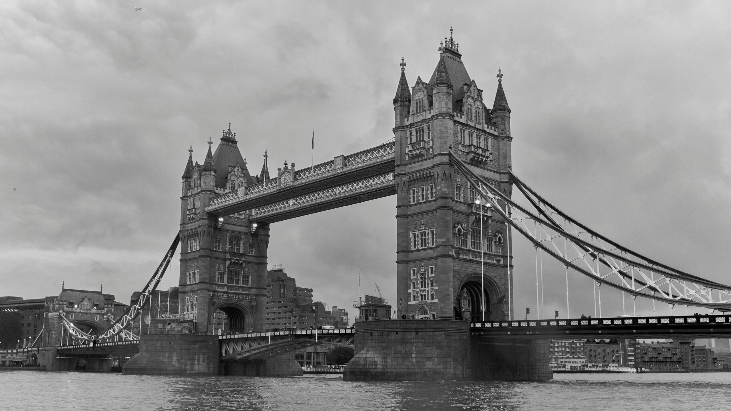 The story of the famous Tower Bridge: How to bring London to your home